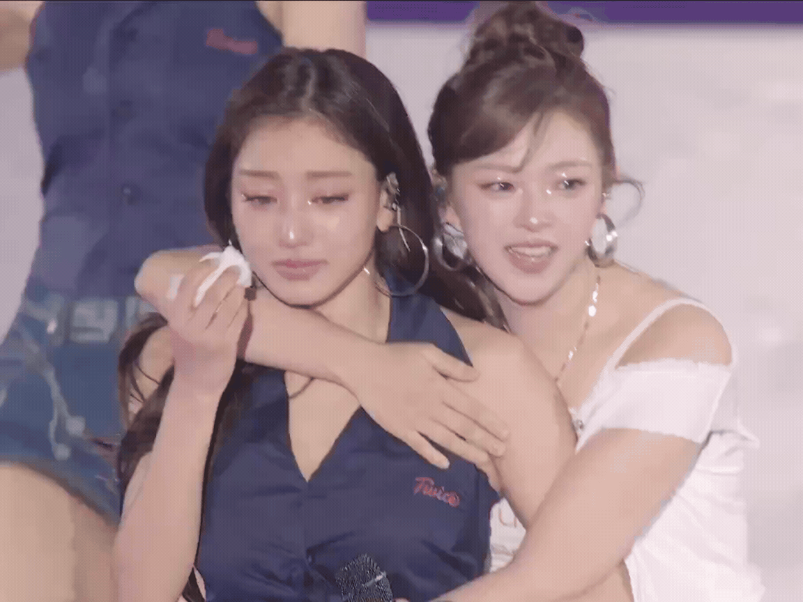 Mỹ nh&acirc;n rơi lệ khiến 9 triệu người x&oacute;t xa, l&agrave;m g&igrave; cũng bị ch&ecirc; hết thời m&agrave; c&oacute; cả concert đi v&agrave;o lịch sử - Ảnh 2.