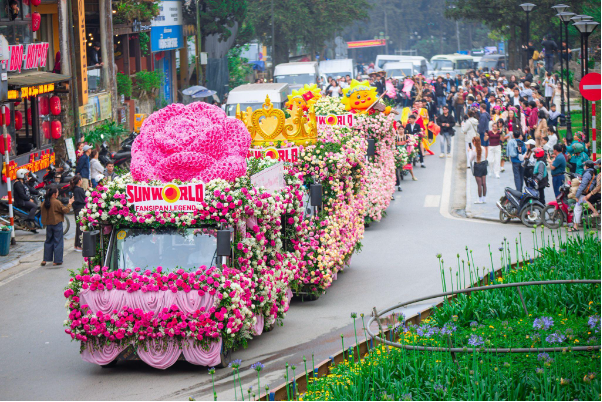 H&agrave;ng vạn du kh&aacute;ch "đổ về" Fansipan, n&ocirc; nức check in Lễ hội Hoa hồng 2026 - Ảnh 5.