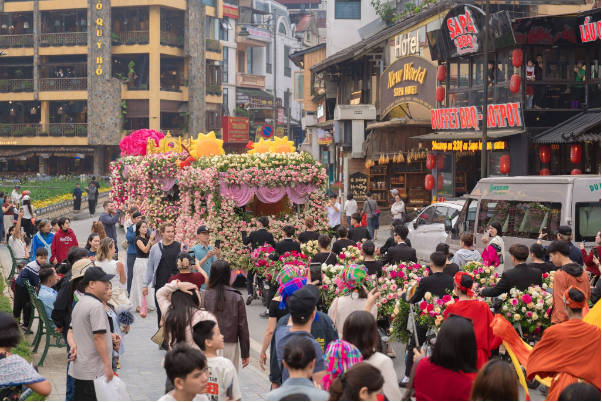 H&agrave;ng vạn du kh&aacute;ch "đổ về" Fansipan, n&ocirc; nức check in Lễ hội Hoa hồng 2026 - Ảnh 6.