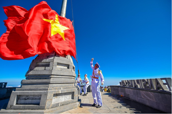 H&agrave;ng vạn du kh&aacute;ch "đổ về" Fansipan, n&ocirc; nức check in Lễ hội Hoa hồng 2026 - Ảnh 9.