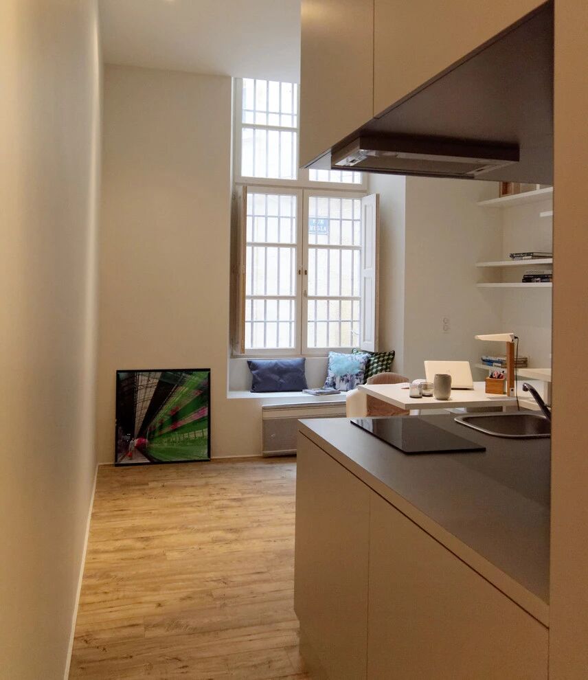 Căn hộ 27m&sup2; cũ n&aacute;t lột x&aacute;c kh&oacute; tin: Nh&eacute;t đủ giường đ&ocirc;i, bếp, b&agrave;n học trong 1 khối nội thất - Ảnh 4.