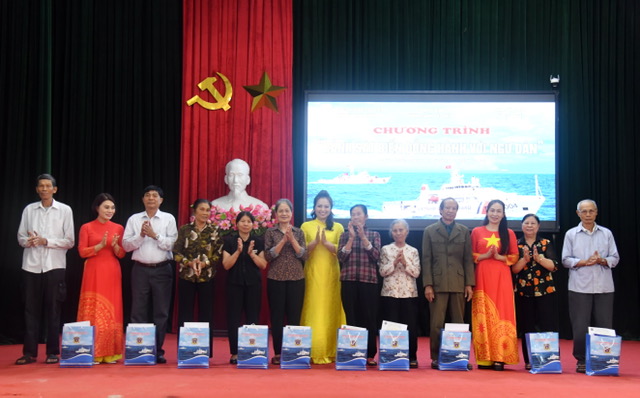 Bộ Tư lệnh V&ugrave;ng Cảnh s&aacute;t biển 1 đồng h&agrave;nh với ngư d&acirc;n Ninh B&igrave;nh - Ảnh 2.