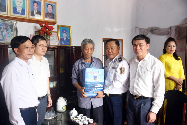 Bộ Tư lệnh V&ugrave;ng Cảnh s&aacute;t biển 1 đồng h&agrave;nh với ngư d&acirc;n Ninh B&igrave;nh - Ảnh 4.