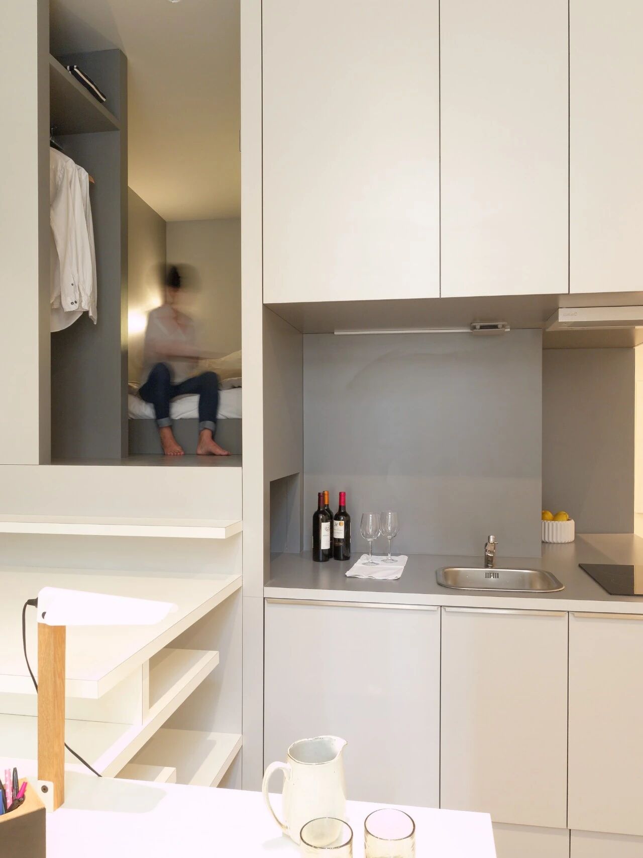 Căn hộ 27m&sup2; cũ n&aacute;t lột x&aacute;c kh&oacute; tin: Nh&eacute;t đủ giường đ&ocirc;i, bếp, b&agrave;n học trong 1 khối nội thất - Ảnh 3.