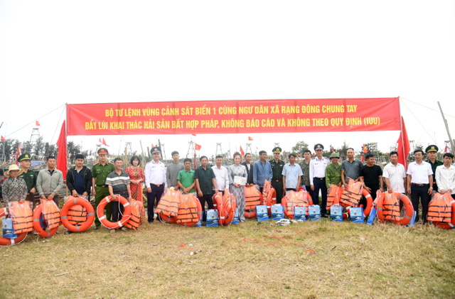 Bộ Tư lệnh V&ugrave;ng Cảnh s&aacute;t biển 1 đồng h&agrave;nh với ngư d&acirc;n Ninh B&igrave;nh - Ảnh 3.