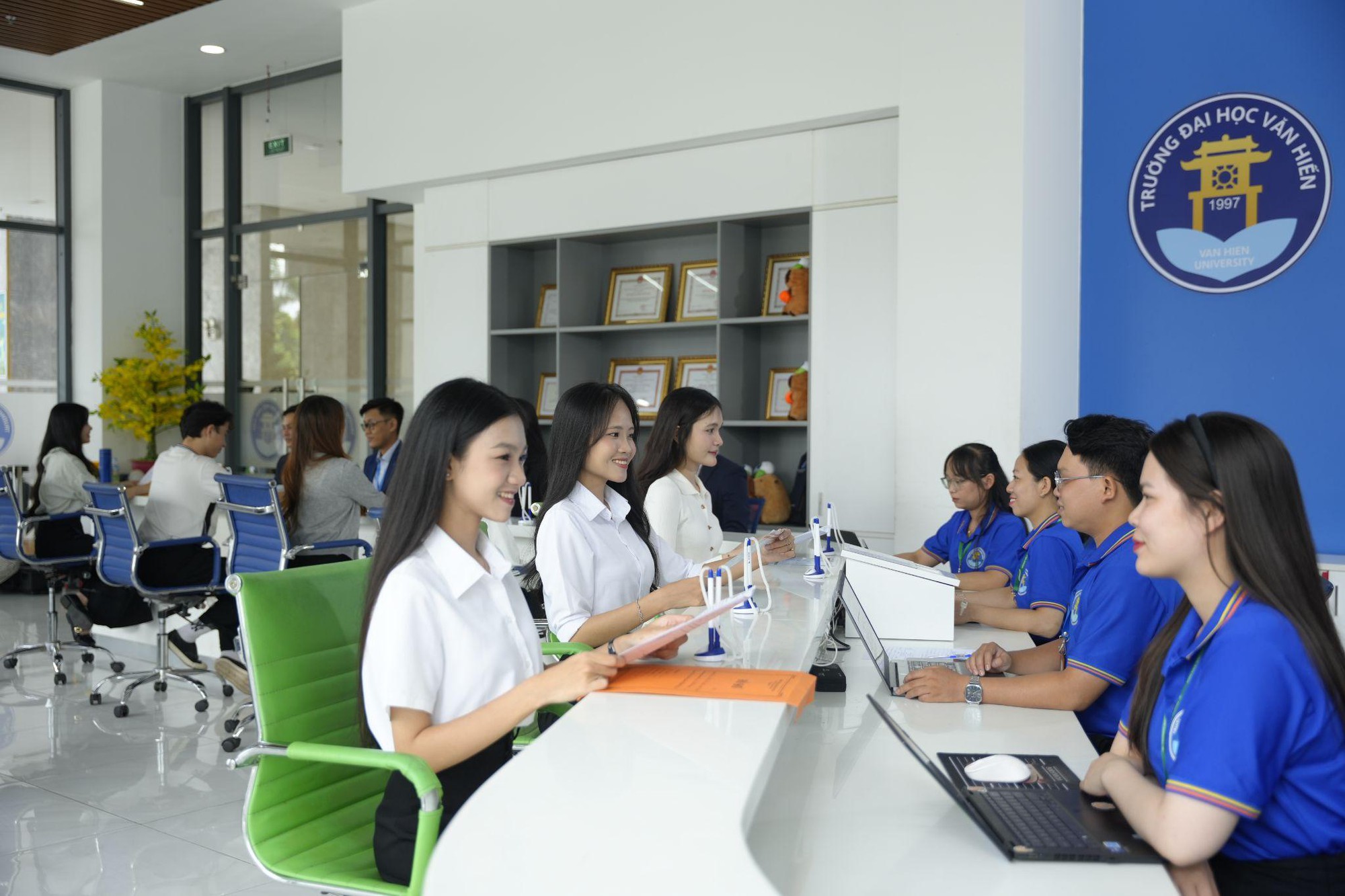 Trường Đại học Văn Hiến hỗ trợ nhiều ch&iacute;nh s&aacute;ch Học bổng Đồng h&agrave;nh cho th&iacute; sinh x&eacute;t học bạ - Ảnh 1.