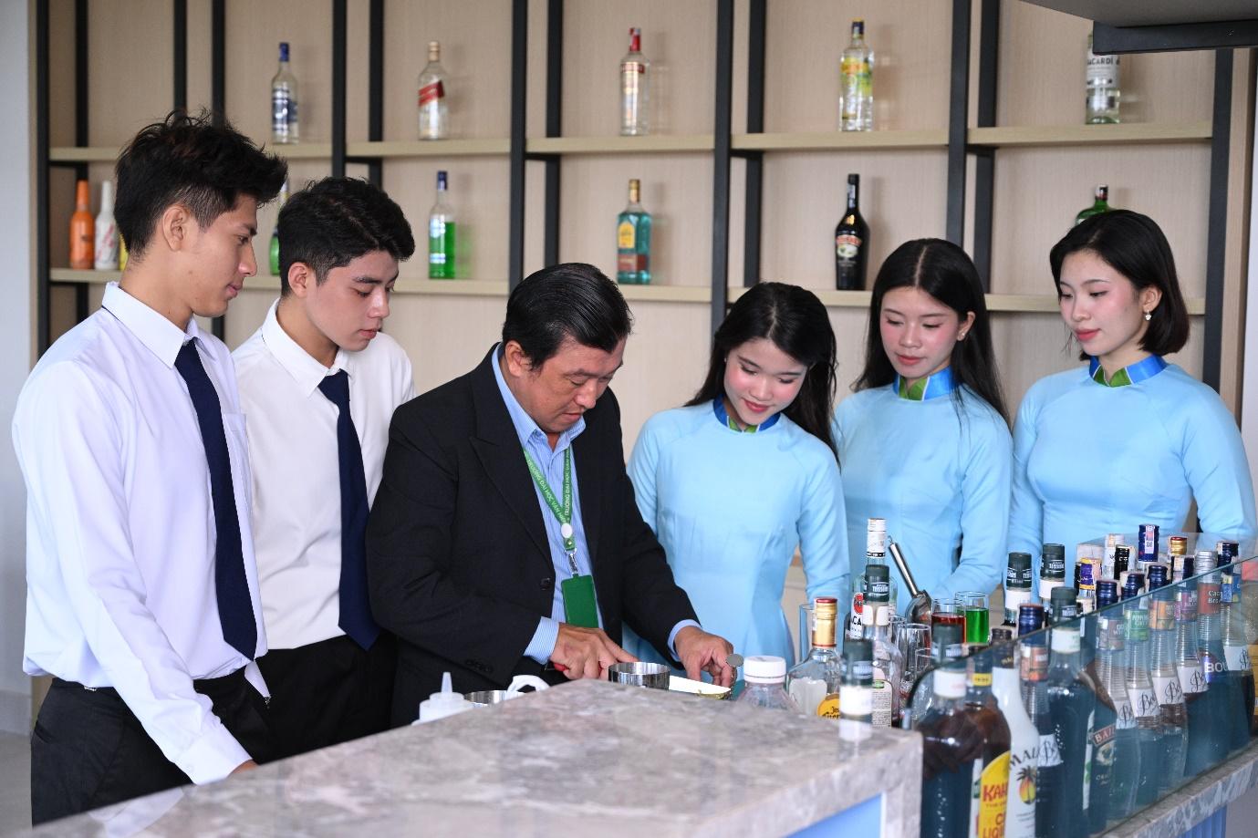 Trường Đại học Văn Hiến hỗ trợ nhiều ch&iacute;nh s&aacute;ch Học bổng Đồng h&agrave;nh cho th&iacute; sinh x&eacute;t học bạ - Ảnh 2.