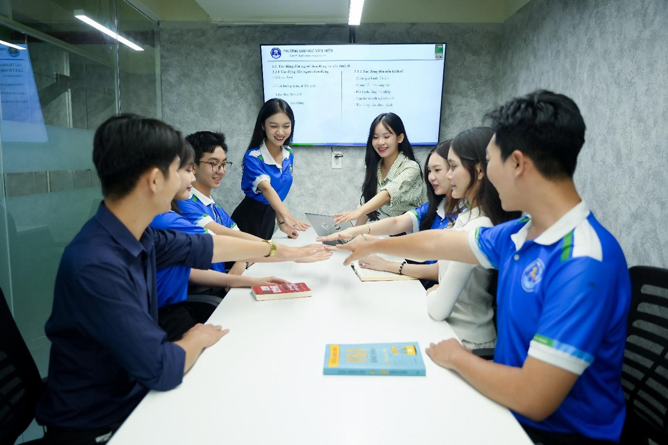 Trường Đại học Văn Hiến hỗ trợ nhiều ch&iacute;nh s&aacute;ch Học bổng Đồng h&agrave;nh cho th&iacute; sinh x&eacute;t học bạ - Ảnh 3.