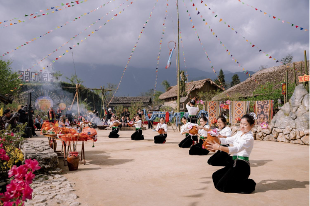 Ngỡ ng&agrave;ng sắc hồng Anh đ&agrave;o k&eacute;p phủ k&iacute;n Fansipan th&aacute;ng 4 - Ảnh 10.