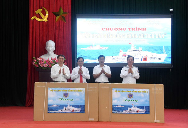 Bộ Tư lệnh V&ugrave;ng Cảnh s&aacute;t biển 1 đồng h&agrave;nh với ngư d&acirc;n Ninh B&igrave;nh - Ảnh 6.