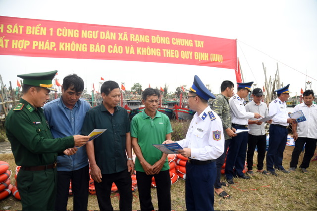 Bộ Tư lệnh V&ugrave;ng Cảnh s&aacute;t biển 1 đồng h&agrave;nh với ngư d&acirc;n Ninh B&igrave;nh - Ảnh 5.