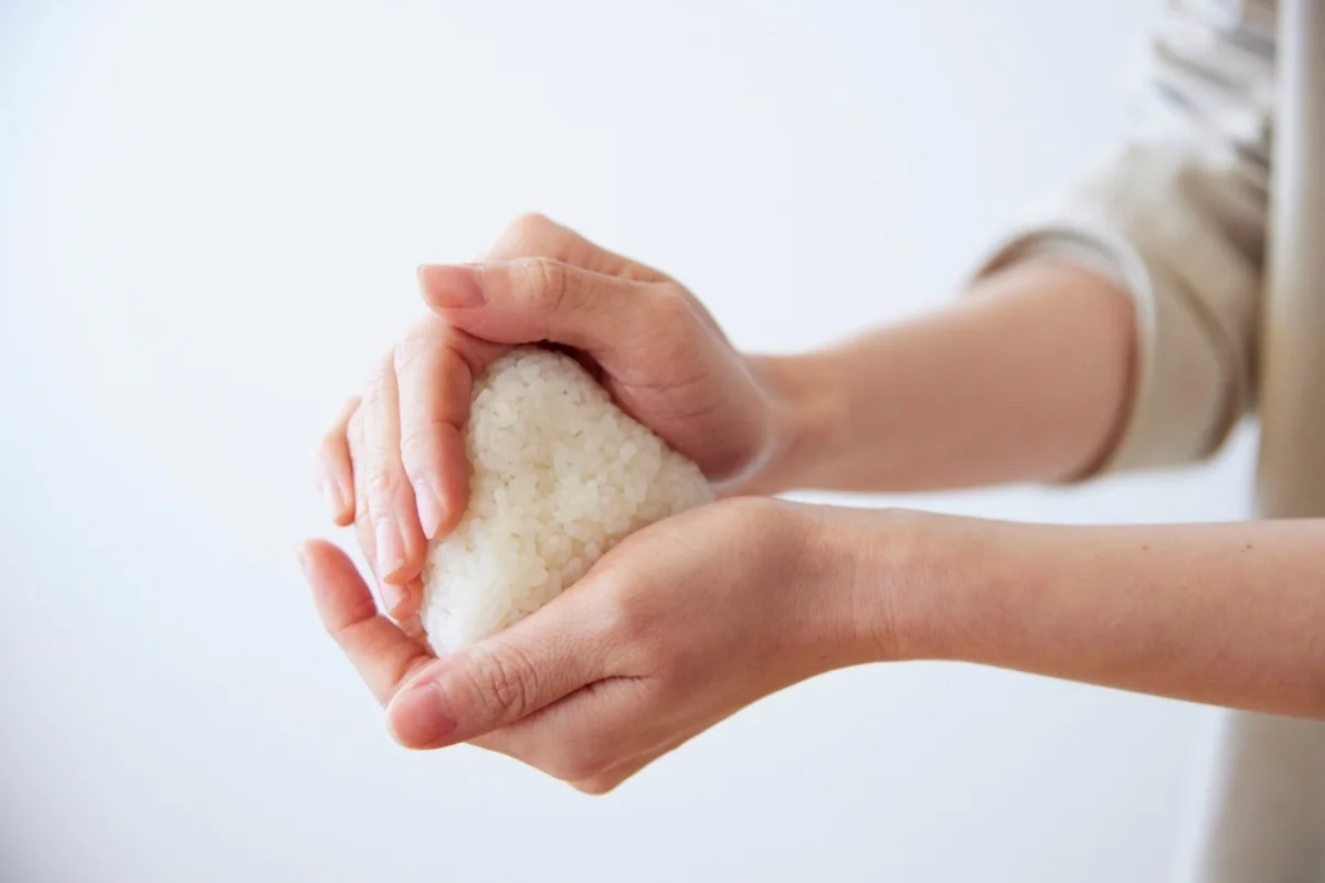 Lời khuy&ecirc;n cho những người hay ăn cơm gi&uacute;p giảm ngay 1-2cm v&ograve;ng eo- Ảnh 1.