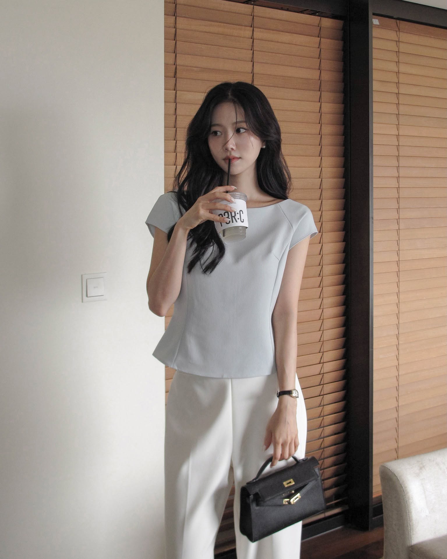 4 c&ocirc;ng thức mặc đồ đi l&agrave;m nhẹ m&aacute;t m&ugrave;a n&oacute;ng, độ thanh lịch vẫn đảm bảo- Ảnh 2.