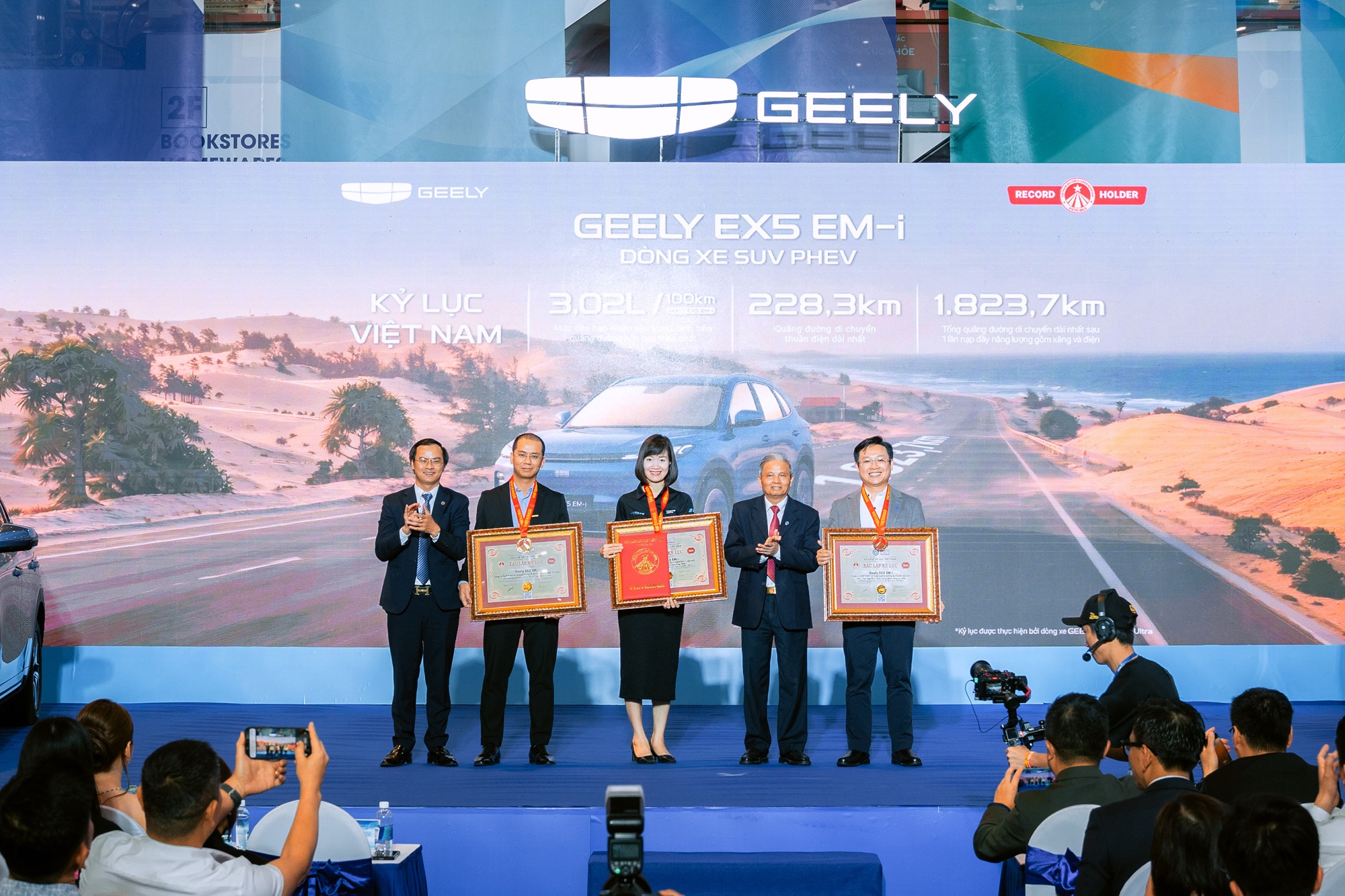 Geely Việt Nam x&aacute;c lập 3 kỷ lục Việt Nam với d&ograve;ng xe SUV PHEV Geely EX5 EM-i - Ảnh 2.