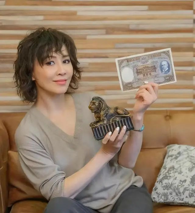 Thú chơi di sản của "Thiên nga bạc" quyền lực nhất nhì showbiz châu Á: Sưu tầm vương miện cổ, nâng tầm địa vị với ngọc phỉ thúy - Ảnh 4.