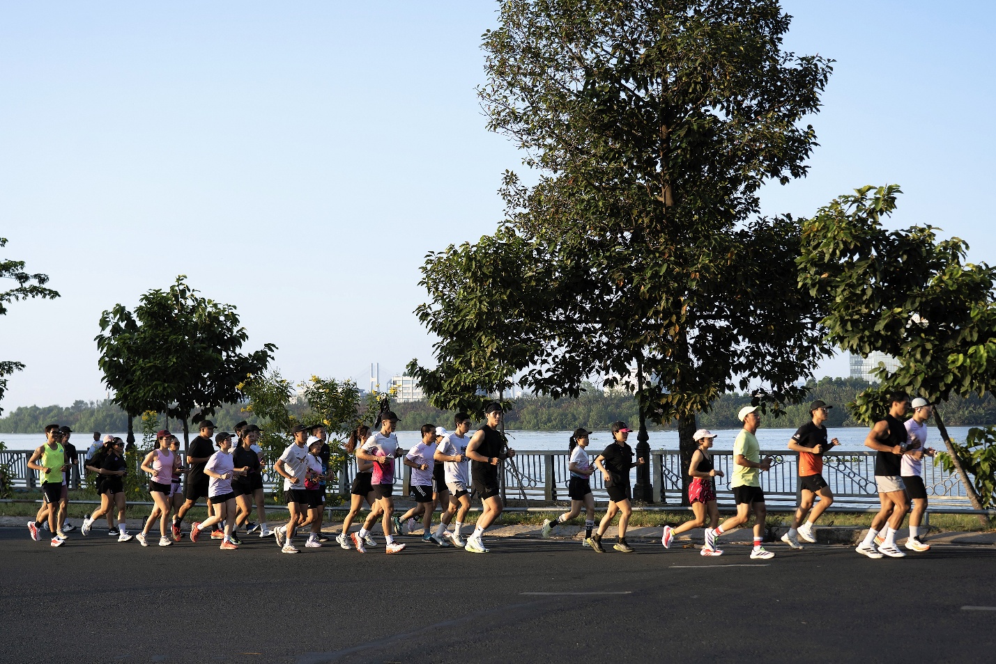 Ch&acirc;n dung d&acirc;n c&ocirc;ng sở kiểu mẫu 2026: S&aacute;ng sớm dậy chạy bộ, tối về khoe tracklog - Ảnh 5.