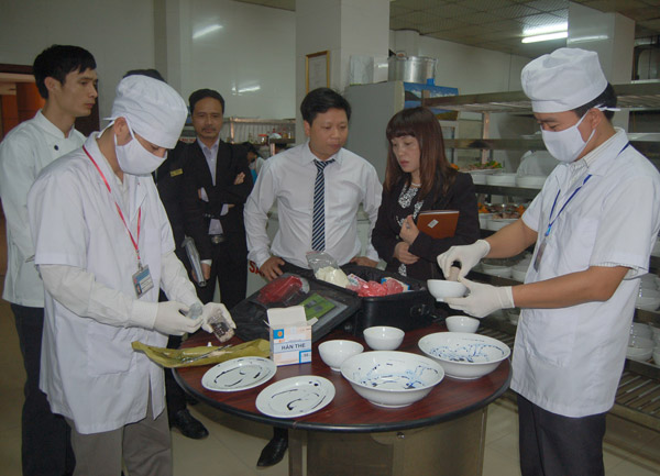 Th&agrave;nh phố Hồ Ch&iacute; Minh tổng kiểm tra an to&agrave;n thực phẩm trường học: Siết chặt đầu v&agrave;o, bảo vệ sức khỏe học đường - Ảnh 1.