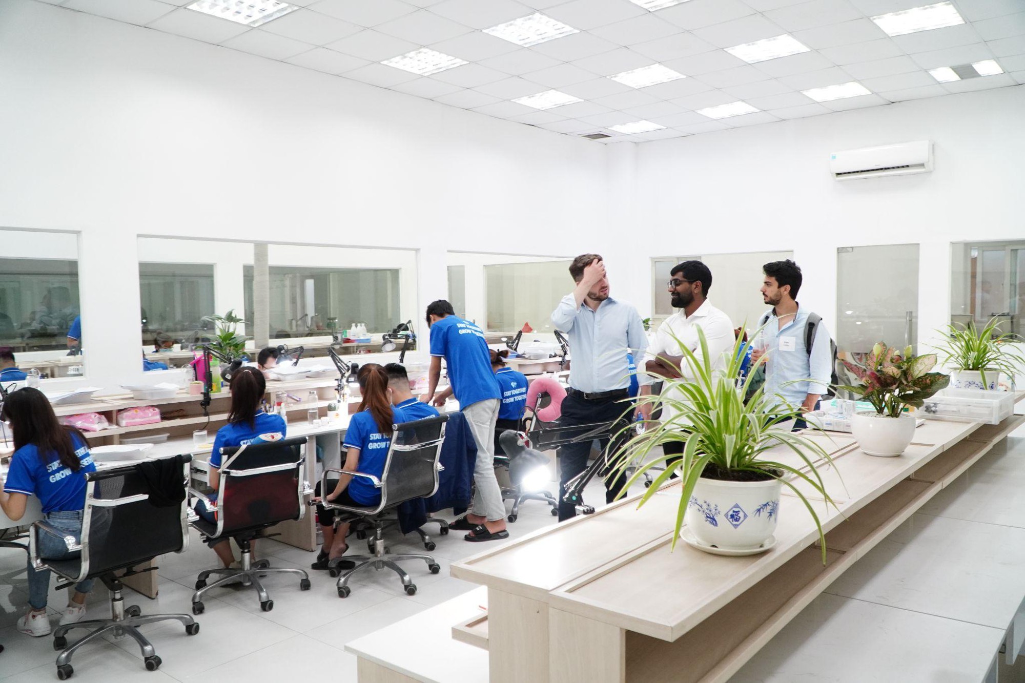 Tạm biệt nụ cười rập khu&ocirc;n: Răng sứ sạch định h&igrave;nh lại nha khoa thẩm mỹ - Ảnh 2.