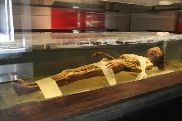 Ph&aacute;t hiện g&oacute;i mỳ được sản xuất năm 1994 trong mộ cổ hơn 2.000 tuổi, chuy&ecirc;n gia ngay lập tức gọi cảnh s&aacute;t - Ảnh 3.