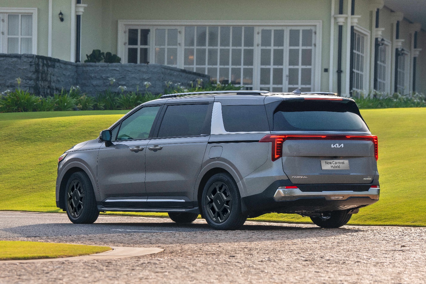 Hơn 500 kh&aacute;ch h&agrave;ng đ&atilde; chọn mua SUV cao cấp Kia New Carnival Hybrid đầu năm 2026. - Ảnh 3.
