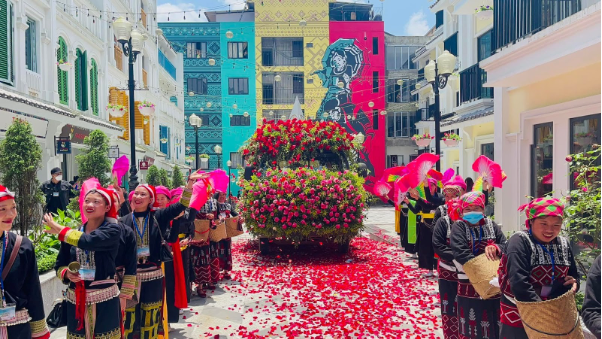 Du lịch Sa Pa 30/4: Đắm say với "Bản giao hưởng hoa hồng" tại Sun World Fansipan Legend - Ảnh 4. Du lịch Sa Pa 30/4: Đắm say với "Bản giao hưởng hoa hồng" tại Sun World Fansipan Legend - Ảnh 4.