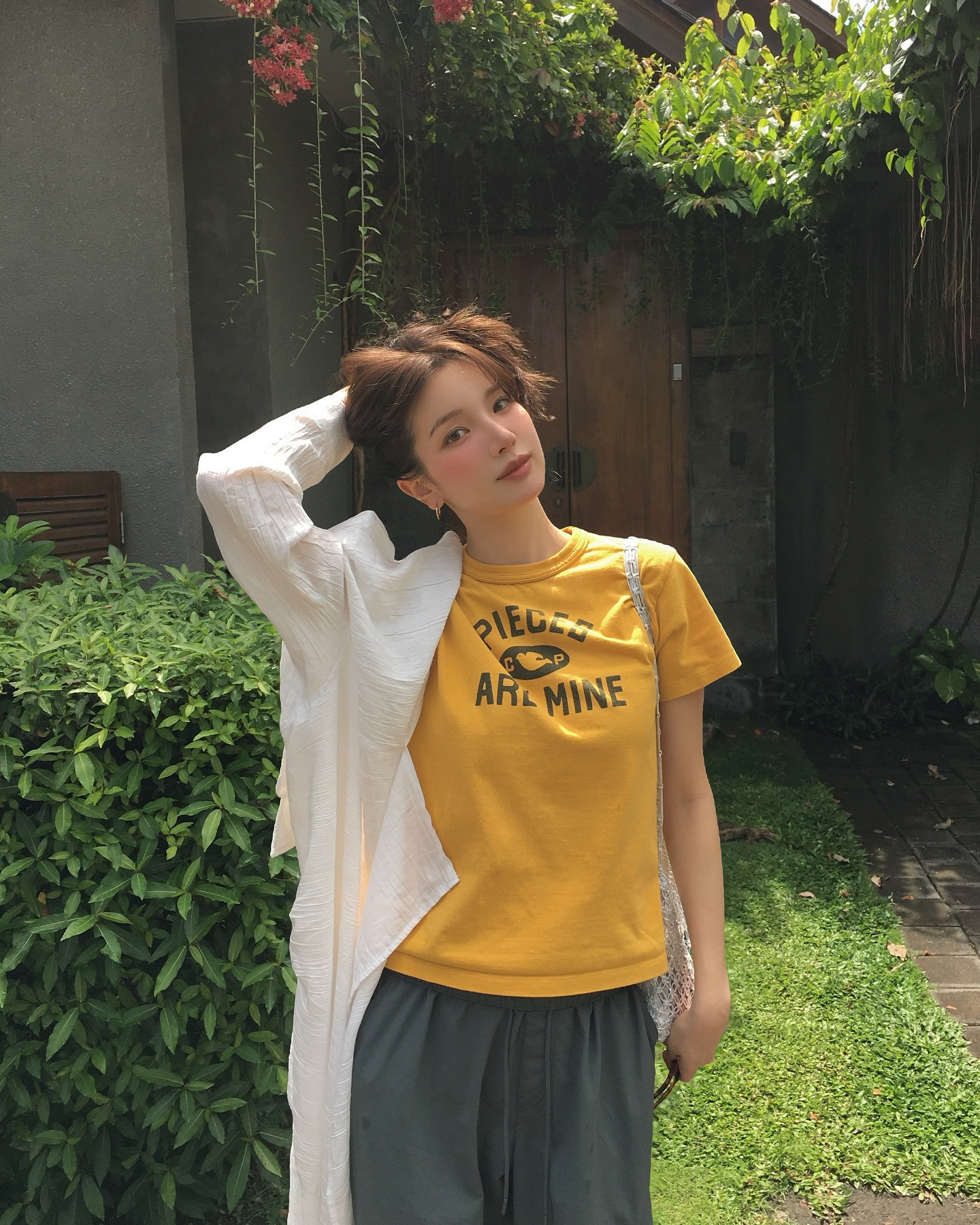 4 mẫu &aacute;o m&ugrave;a h&egrave; nhẹ m&aacute;t nhất, diện v&agrave;o ng&agrave;y nắng n&oacute;ng đỉnh điểm lại c&agrave;ng ph&ugrave; hợp- Ảnh 5.