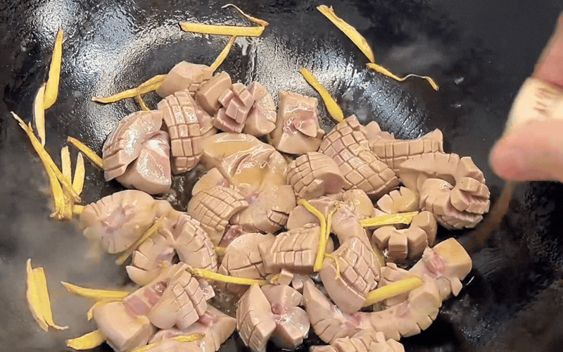 B&iacute; quyết nấu canh cật heo dầu m&egrave; chuẩn vị: Kh&ocirc;ng hề h&ocirc;i tanh, nước ngọt thanh m&aacute;t!- Ảnh 6.