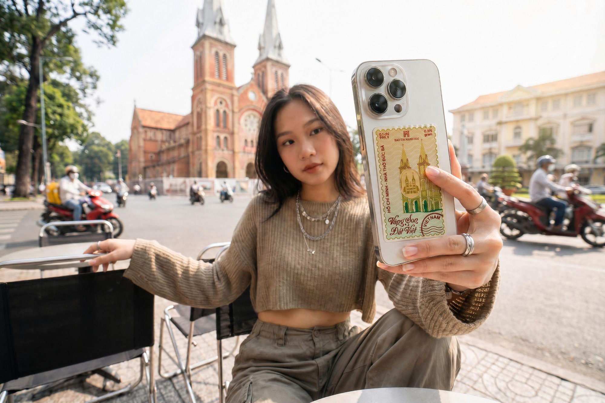 Qu&ecirc;n nam ch&acirc;m đi, Gen Z rộ trend flex thẻ v&agrave;ng 0.1 chỉ m&ugrave;a x&ecirc; dịch - Ảnh 1.