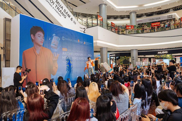 AEON Mall Long Bi&ecirc;n &ldquo;vỡ trận&rdquo;: B&ugrave;i Trường Linh khiến fan h&aacute;t kh&ocirc;ng nghỉ tại event COCOLUX x La Roche-Posay- Ảnh 1.