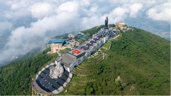 Lễ 30/4: Du kh&aacute;ch h&agrave;o hứng check-in điểm đến lịch sử n&uacute;i B&agrave; Đen v&agrave; đi chợ bằng l&aacute; bồ đề - Ảnh 11.