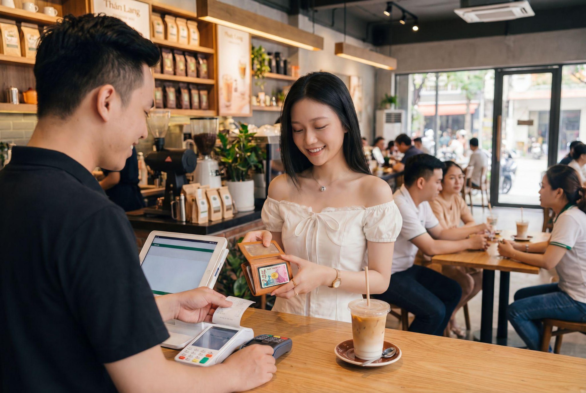 Qu&ecirc;n nam ch&acirc;m đi, Gen Z rộ trend flex thẻ v&agrave;ng 0.1 chỉ m&ugrave;a x&ecirc; dịch - Ảnh 4.