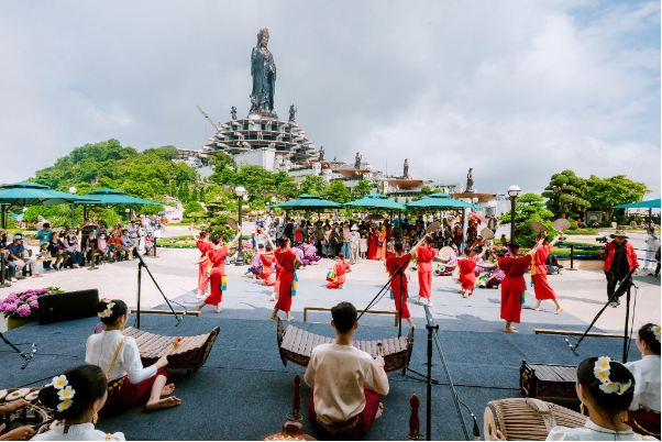 Lễ 30/4: Du kh&aacute;ch h&agrave;o hứng check-in điểm đến lịch sử n&uacute;i B&agrave; Đen v&agrave; đi chợ bằng l&aacute; bồ đề - Ảnh 8.
