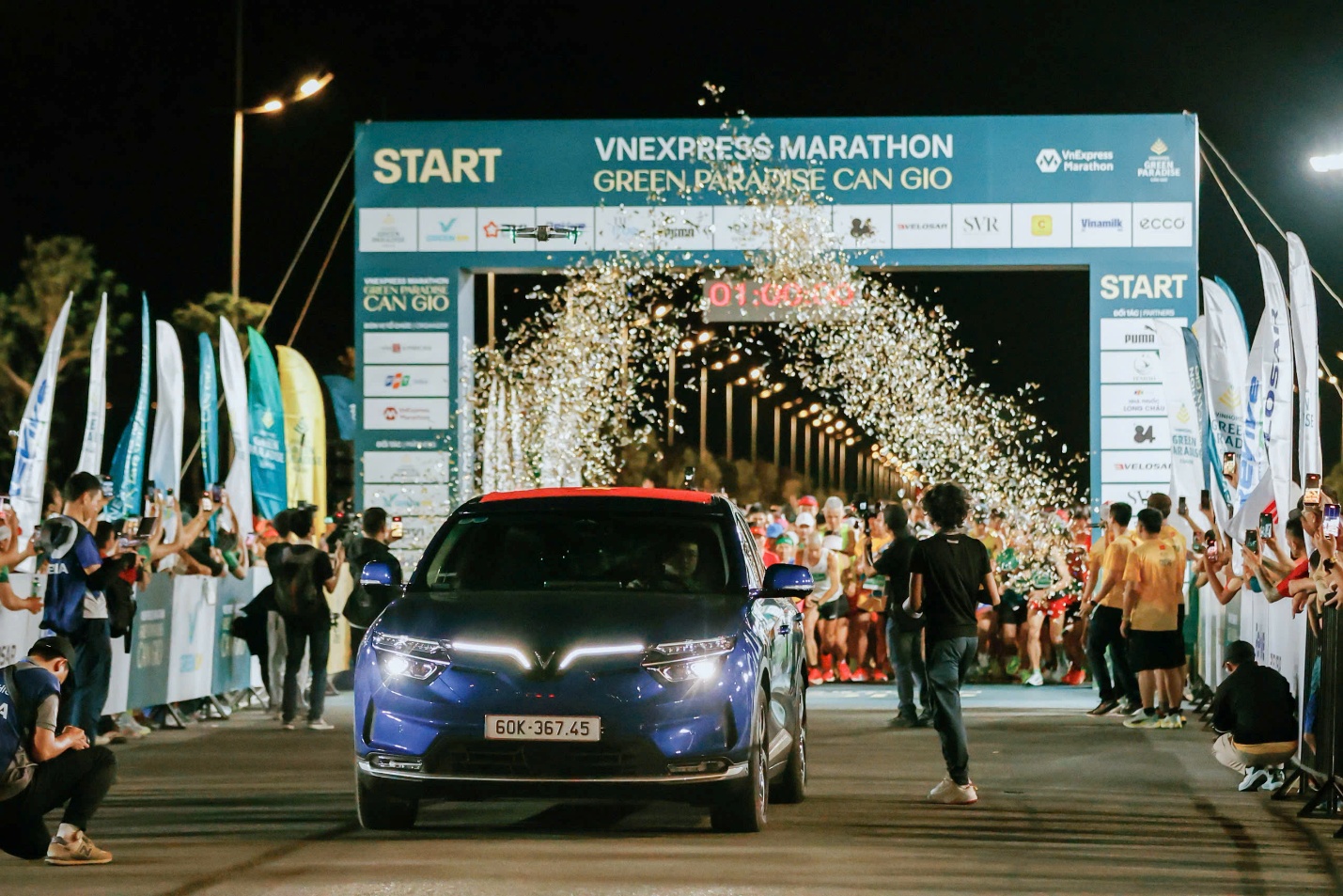 Những khoảnh khắc đ&aacute;ng nhớ của xe điện VinFast tại giải chạy VnExpress Marathon Green Paradise Cần Giờ 2026- Ảnh 8.