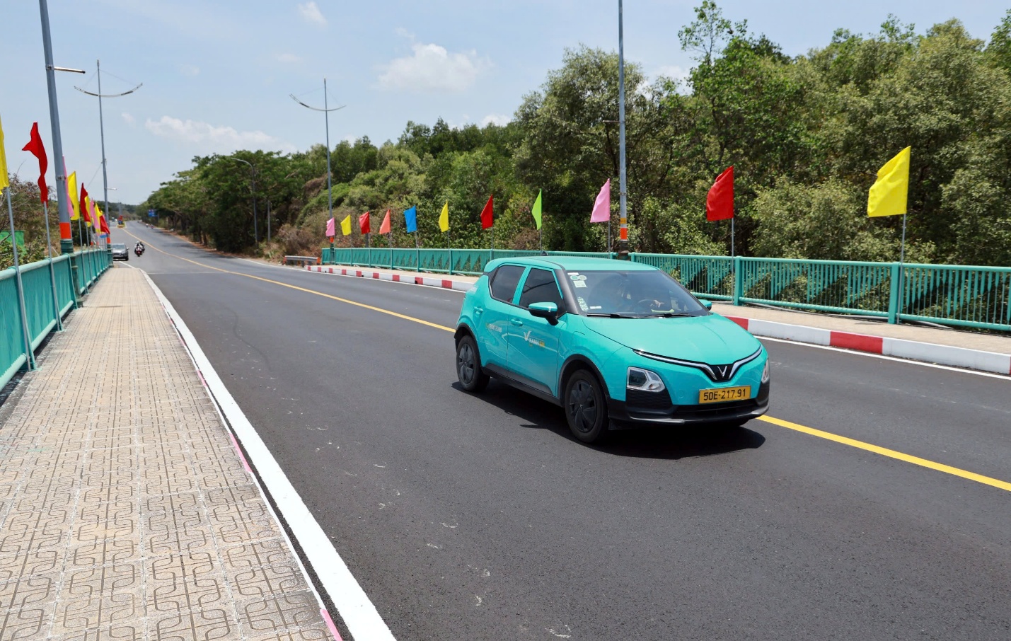 Những khoảnh khắc đ&aacute;ng nhớ của xe điện VinFast tại giải chạy VnExpress Marathon Green Paradise Cần Giờ 2026- Ảnh 9.