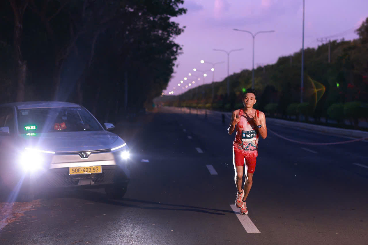 Những khoảnh khắc đ&aacute;ng nhớ của xe điện VinFast tại giải chạy VnExpress Marathon Green Paradise Cần Giờ 2026- Ảnh 10.