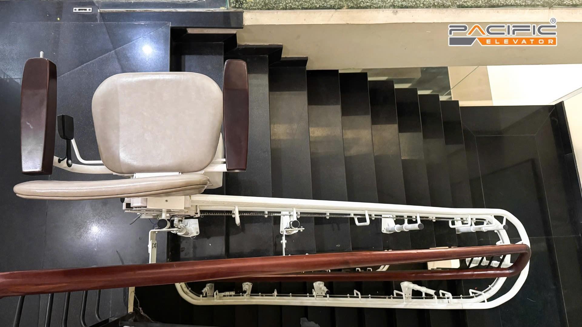 Thang ghế stairlift - giải ph&aacute;p cho người lớn tuổi m&agrave; kh&ocirc;ng cần cải tạo nh&agrave; - Ảnh 1.