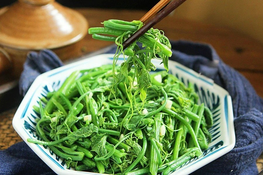 Loại rau d&acirc;n d&atilde; m&agrave; l&agrave; "vua" của kẽm, ăn đều c&ograve;n chống mất tr&iacute; nhớ, ngừa ung thư: Cảnh b&aacute;o 2 sai lầm chết người khi ăn, ai cũng cần biết để tr&aacute;nh - Ảnh 2.