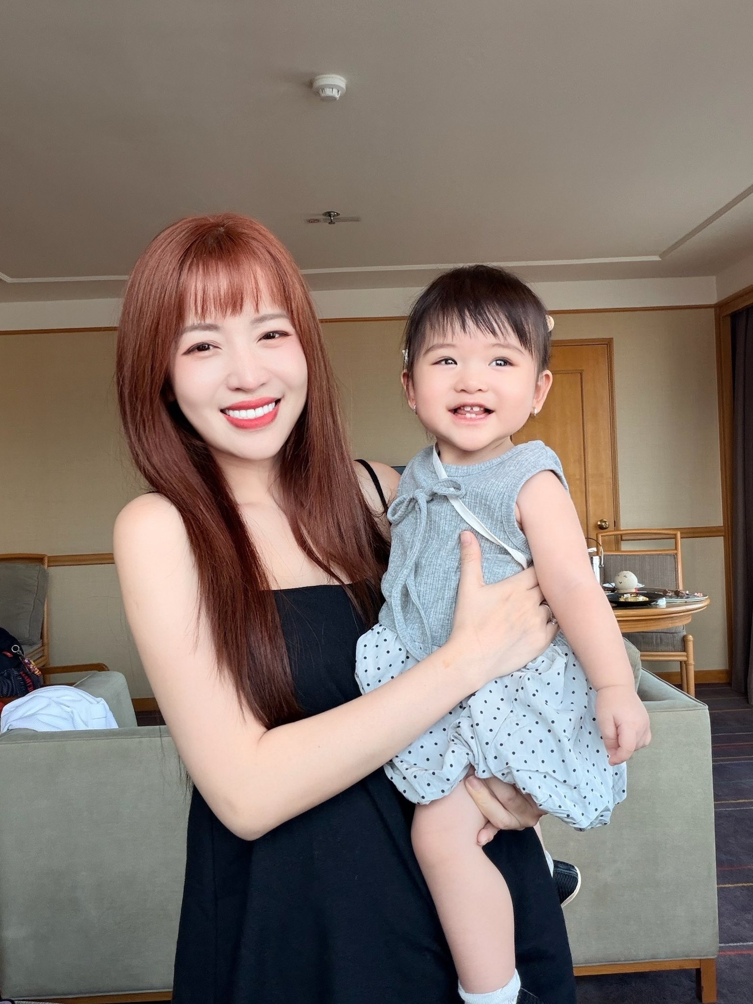 Biểu cảm của con g&aacute;i Gin Tuấn Kiệt - Puka khi b&ecirc;n bố v&agrave; mẹ kh&aacute;c một trời một vực, d&acirc;n mạng cười nghi&ecirc;ng ngả- Ảnh 2.