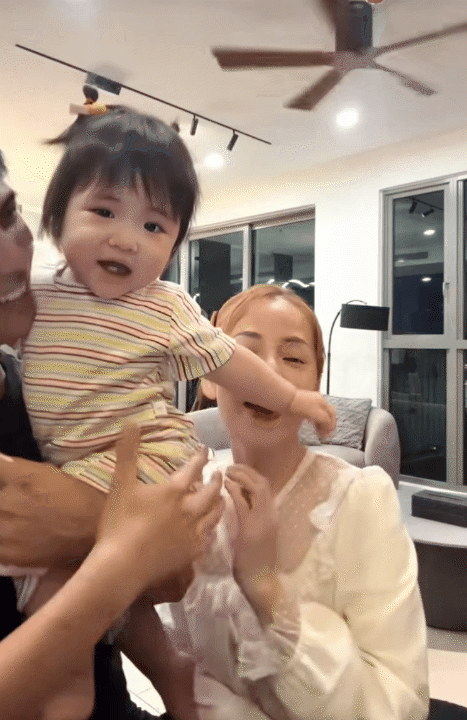 Biểu cảm của con g&aacute;i Gin Tuấn Kiệt - Puka khi b&ecirc;n bố v&agrave; mẹ kh&aacute;c một trời một vực, d&acirc;n mạng cười nghi&ecirc;ng ngả- Ảnh 9.