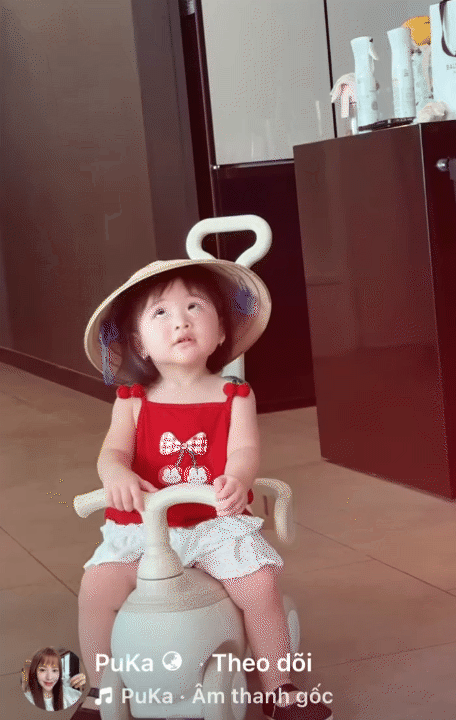 Biểu cảm của con g&aacute;i Gin Tuấn Kiệt - Puka khi b&ecirc;n bố v&agrave; mẹ kh&aacute;c một trời một vực, d&acirc;n mạng cười nghi&ecirc;ng ngả- Ảnh 4.