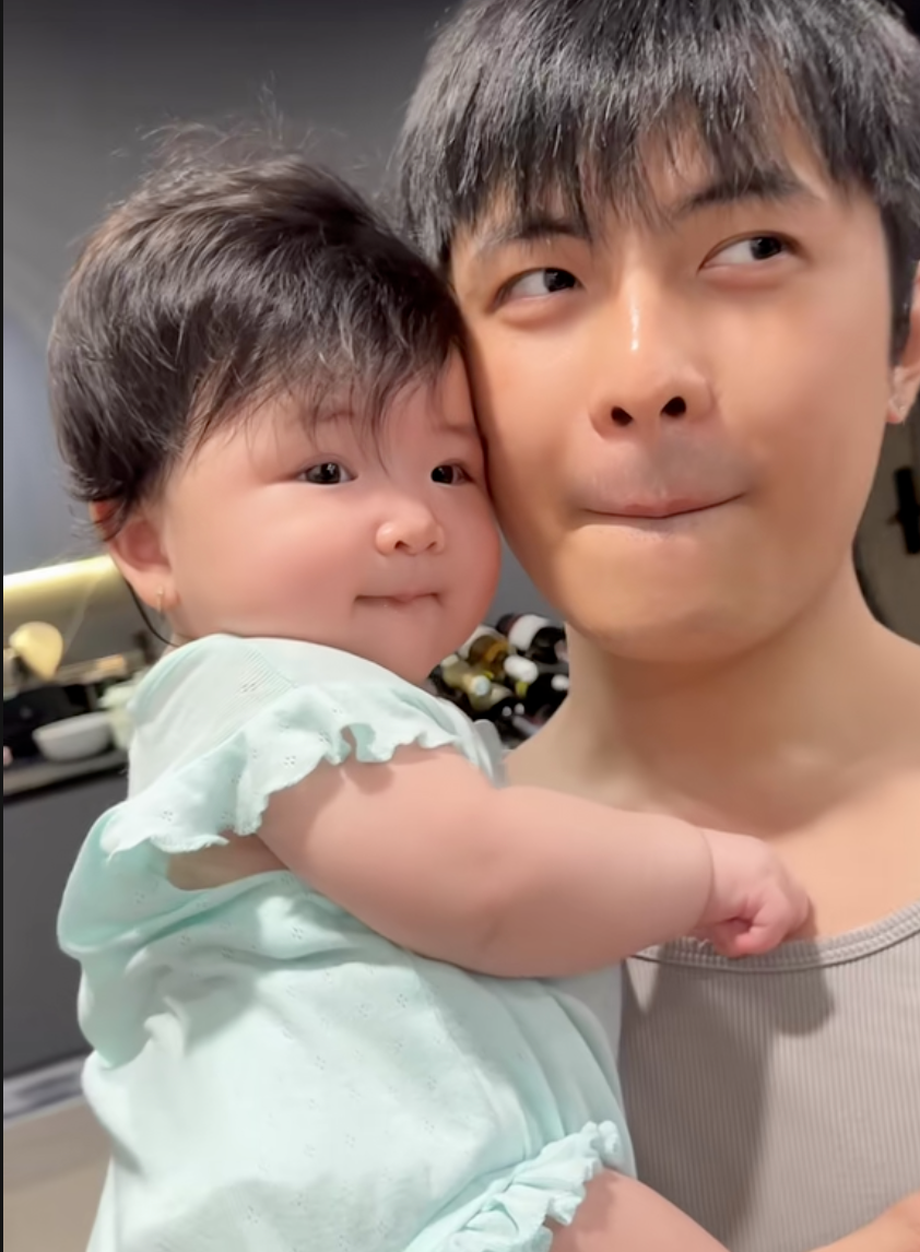 Biểu cảm của con g&aacute;i Gin Tuấn Kiệt - Puka khi b&ecirc;n bố v&agrave; mẹ kh&aacute;c một trời một vực, d&acirc;n mạng cười nghi&ecirc;ng ngả- Ảnh 6.