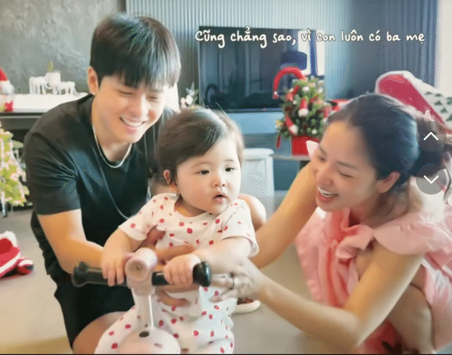 Biểu cảm của con g&aacute;i Gin Tuấn Kiệt - Puka khi b&ecirc;n bố v&agrave; mẹ kh&aacute;c một trời một vực, d&acirc;n mạng cười nghi&ecirc;ng ngả- Ảnh 12.