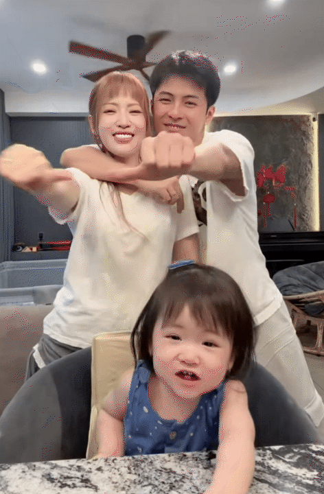 Biểu cảm của con g&aacute;i Gin Tuấn Kiệt - Puka khi b&ecirc;n bố v&agrave; mẹ kh&aacute;c một trời một vực, d&acirc;n mạng cười nghi&ecirc;ng ngả- Ảnh 5.