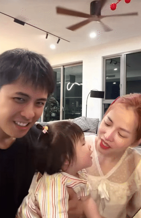 Biểu cảm của con g&aacute;i Gin Tuấn Kiệt - Puka khi b&ecirc;n bố v&agrave; mẹ kh&aacute;c một trời một vực, d&acirc;n mạng cười nghi&ecirc;ng ngả- Ảnh 10.