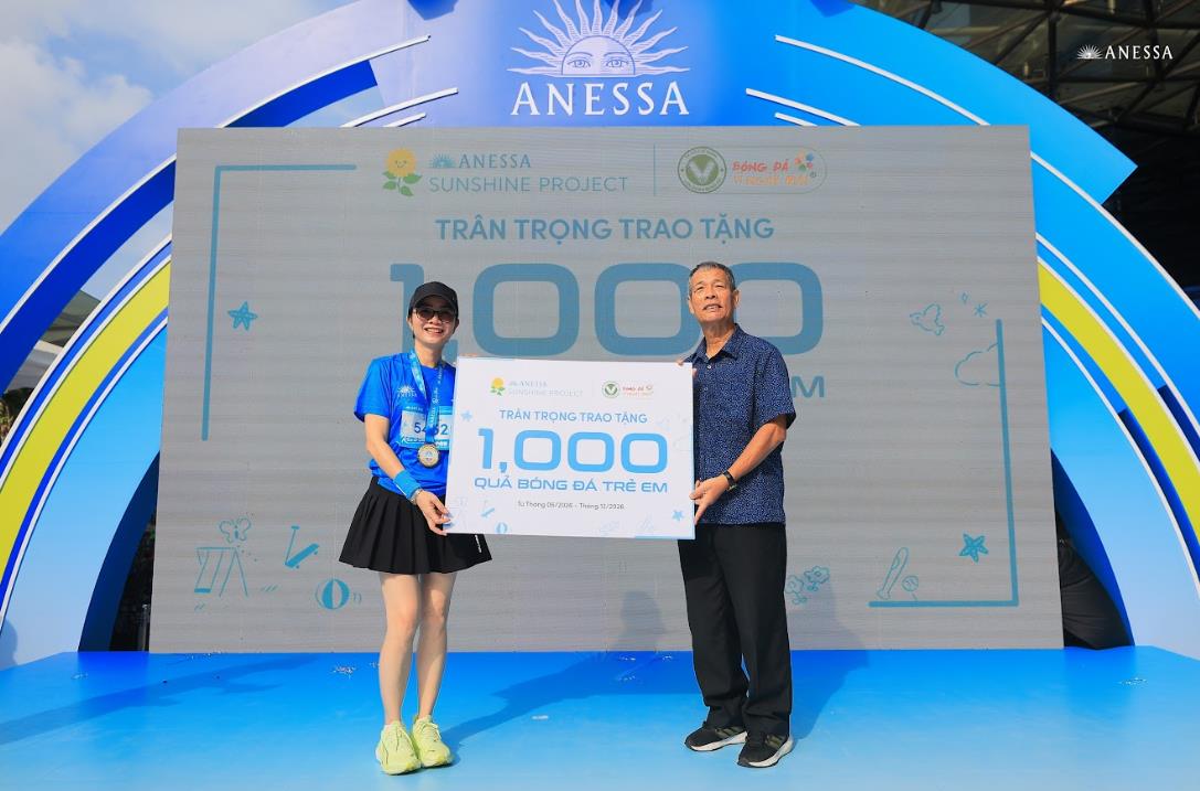ANESSA ch&iacute;nh thức trao tặng 1.000 quả b&oacute;ng đ&aacute; cho Li&ecirc;n đo&agrave;n b&oacute;ng đ&aacute; TP. HCM (HFF) tại sự kiện Run To Shine 2026 - Ảnh 1.