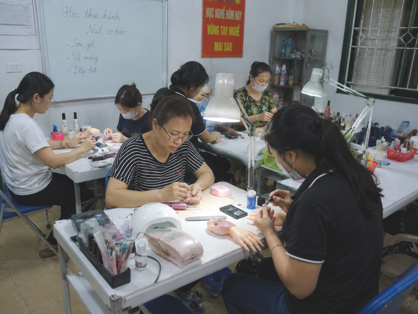 Khi vỉa h&egrave; kh&ocirc;ng c&ograve;n l&agrave; nơi mưu sinh dễ d&agrave;ng: Nhiều lao động bắt đầu học nghề ngắn hạn để đổi hướng- Ảnh 2.
