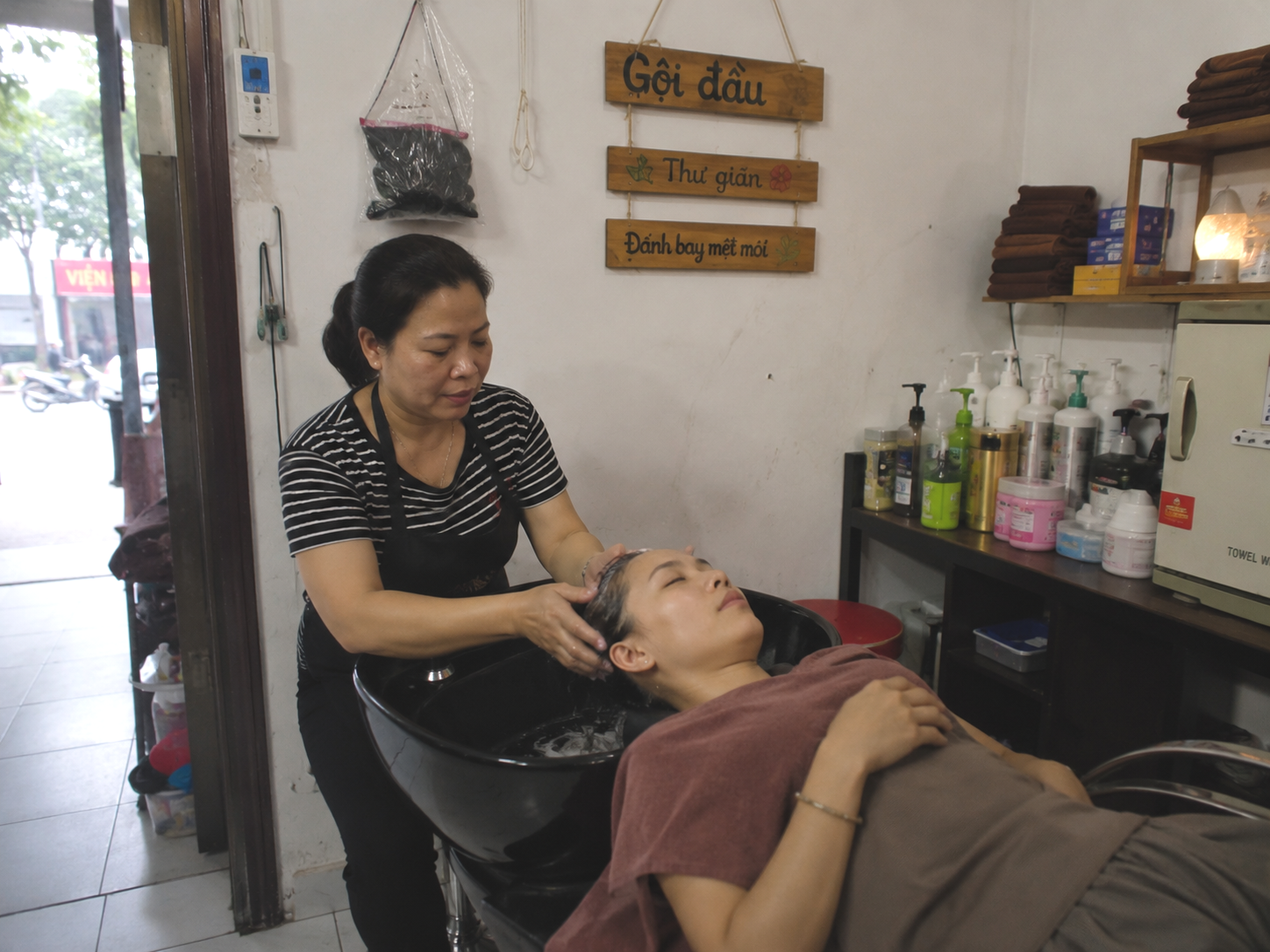 Khi vỉa h&egrave; kh&ocirc;ng c&ograve;n l&agrave; nơi mưu sinh dễ d&agrave;ng: Nhiều lao động bắt đầu học nghề ngắn hạn để đổi hướng- Ảnh 4.