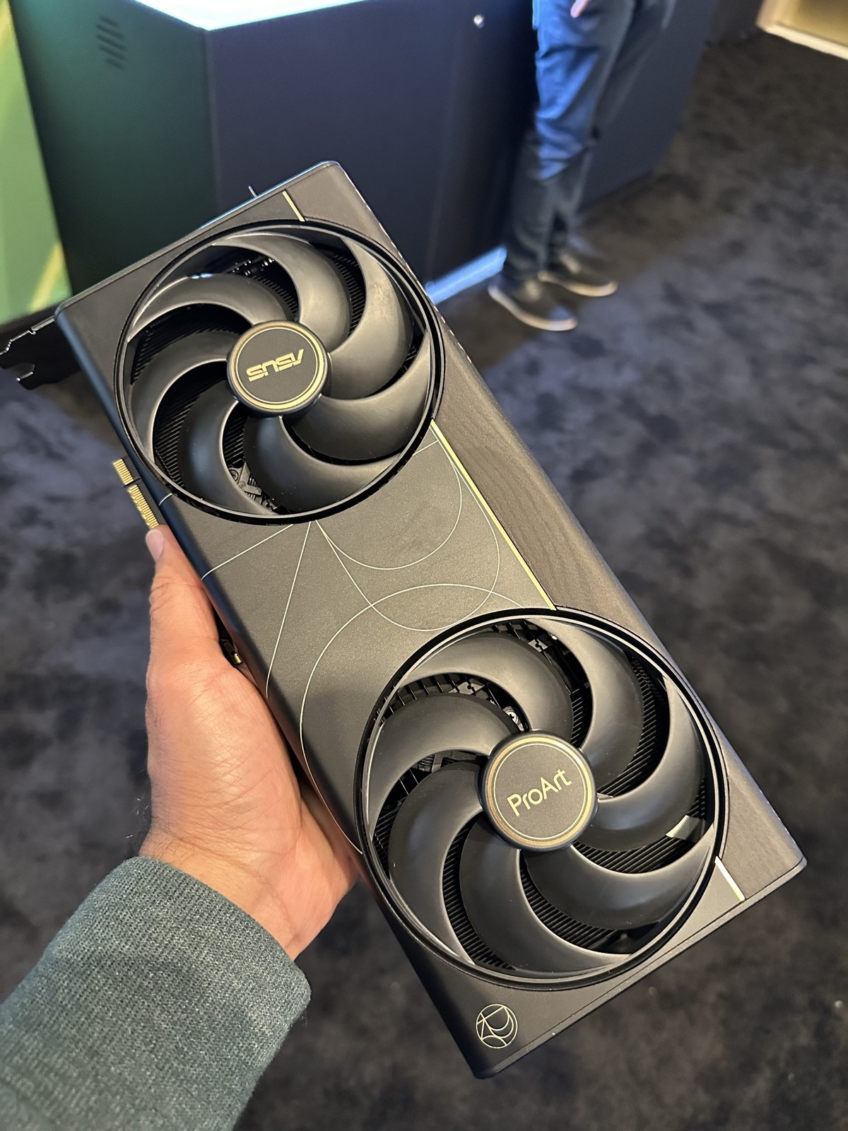 ASUS ProArt RTX 5090 l&ecirc;n kệ: D&ugrave;ng kim loại lỏng, thiết kế chỉ 2,5 slot - Ảnh 2.
