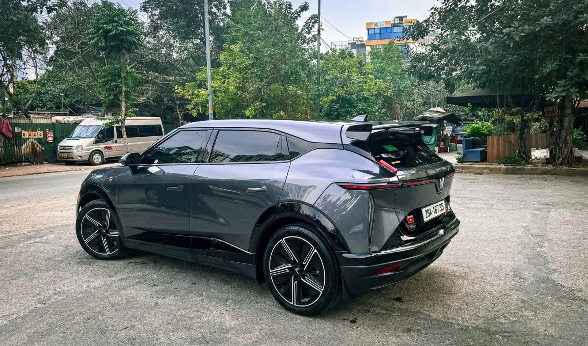 Sau gần 20 năm đi xe xăng, chủ xe chọn VinFast VF 7 v&igrave; &ldquo;gi&aacute; trị nhận được vượt xa mong đợi&rdquo; - Ảnh 1.