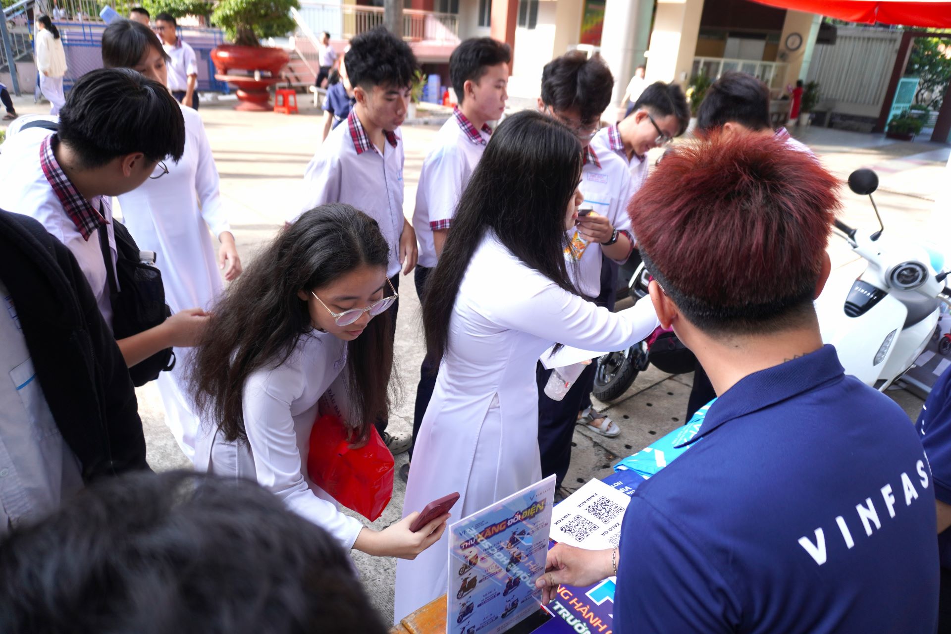 Học sinh TP.HCM th&iacute;ch th&uacute; trải nghiệm xe m&aacute;y điện VinFast, mẫu xe mới Amio g&acirc;y &ldquo;sốt&rdquo; - Ảnh 1.